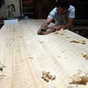 Table en hêtre avec ces bancs et un mange debout