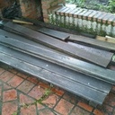 Les restes d'une terrasse en bois exotique agée de 35 ans