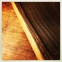 Plateau de service en frêne brûlé.