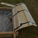 Bac à sable avec couvercle convertible en bancs (et son coffre à trucs)