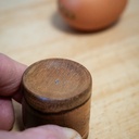 Pique oeuf à ressort