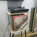 Une feuillure sur le devant permet de poser la pochette du disque en écoute