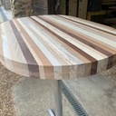 Mange debout et tabourets