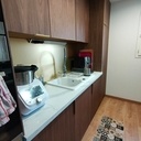 Cuisine en noyer, marbre et laiton