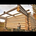 Un type qui fait une sorte de maison tout seul...