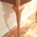 Console avec pieds galbés et plateau marqueté