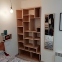 Une petite bibliothèque en medium