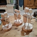 Petits couples fait de bois et de clous