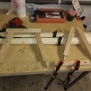 Tenons et mortaises réalisées à la main. Derrière les lamelles de sapin pour réaliser les patins en lamellé-collé.