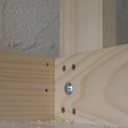 Fixation renforcée par des boulons pour les étagères du haut