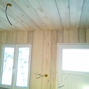 Parement mur et plafond avec de planches brutes de sciage et brossées