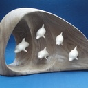 Dauphins sortant de la vague