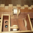 Le poste de commande avec timons et levier et trappe de chargement de billes