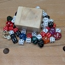 Une petite boîte à dés.