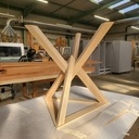 Table et piétement en arêtiers à sommets opposés