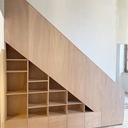 Bibliothèque-escalier vers mezzanine