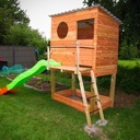 Cabane sur pilotis avec toboggan