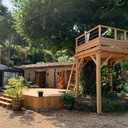 La terrasse de 25m2 et le point de vue de 5m2 habillent un vieux Tilleul.