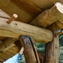 Kerport, auvent, en charpente ancestrale en chataignier des cevennes partiellement récupéré