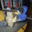 Petit tabouret assise courbe