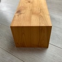 Tabouret en merisier avec continuité du fil