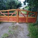 Un portail en cèdre et sequoia ... aux outils à main.