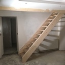 Un petit escalier droit