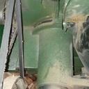 Courroie pricipale entre moteur et arbre raboteuse (en haut de la photo)