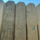 Palissade en planches de coffrage toutes fraîches