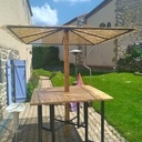 Table haute avec son parasol exotique