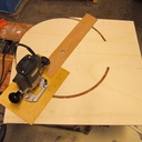 Découpe du plateau tournant avec défonceuse montée sur compas