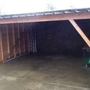 Carport avec façade bardée