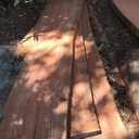 Des planches d'acajou