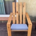 Un fauteuil de jardin en bois de palette