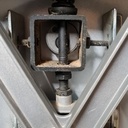 N°2: Ici, l'excentrique est en position de lame tendue. On voit bien que le "carré en acier" est remonté . Voir la position haute horizontale du carré par rapport aux deux supports verticaux qui liaisonne tout l'ensemble mobile sur le bâti de la machine.