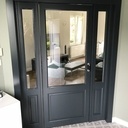 Porte sur mesure avec charnières Pivotica et peinture en cabine RAL 7016