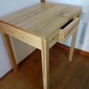 Table avec assemblages de rigolo