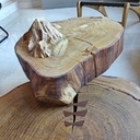 Table basse en rondins et pieds en pierre