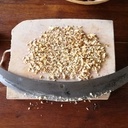 Je m'attendais à ce que les noisettes s'échappent de sous la lame pendant que je les hachais, mais elles restaient en fait gentiment en place, rendant l'opération facile et satsfaisante.