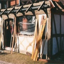 Une petite véranda en matériaux de récupération