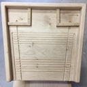 le plateau supérieur, avec les rainures faites à la défonceuse, pour frotter le linge et laisser s'écouler l'eau