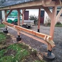 Un abri avec fondation en chataignier, tout à la main.