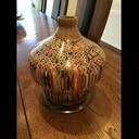 Vase tourné avec des crayons de couleur.