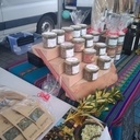 Des présentoirs pour le marché.