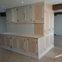 Un petit buffet accompagné d'une penderie