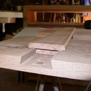 Porte massive rigidifiée par un montant assemblé à queue d'aronde