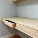 Bureau flottant et son armoire pour une chambre d'enfant
