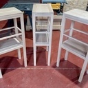 Trois petits présentoirs.