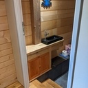 Petit meuble lave-main dans les WC