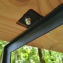 Trente bancs douglas et métal, légers et empilables.